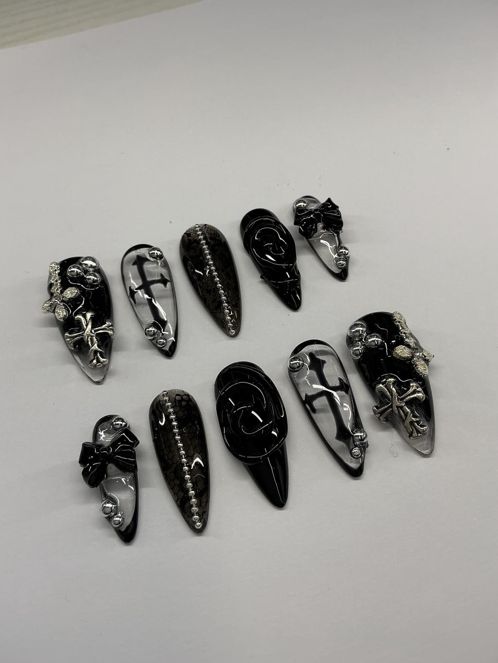 Gothic design press on nails with application pack