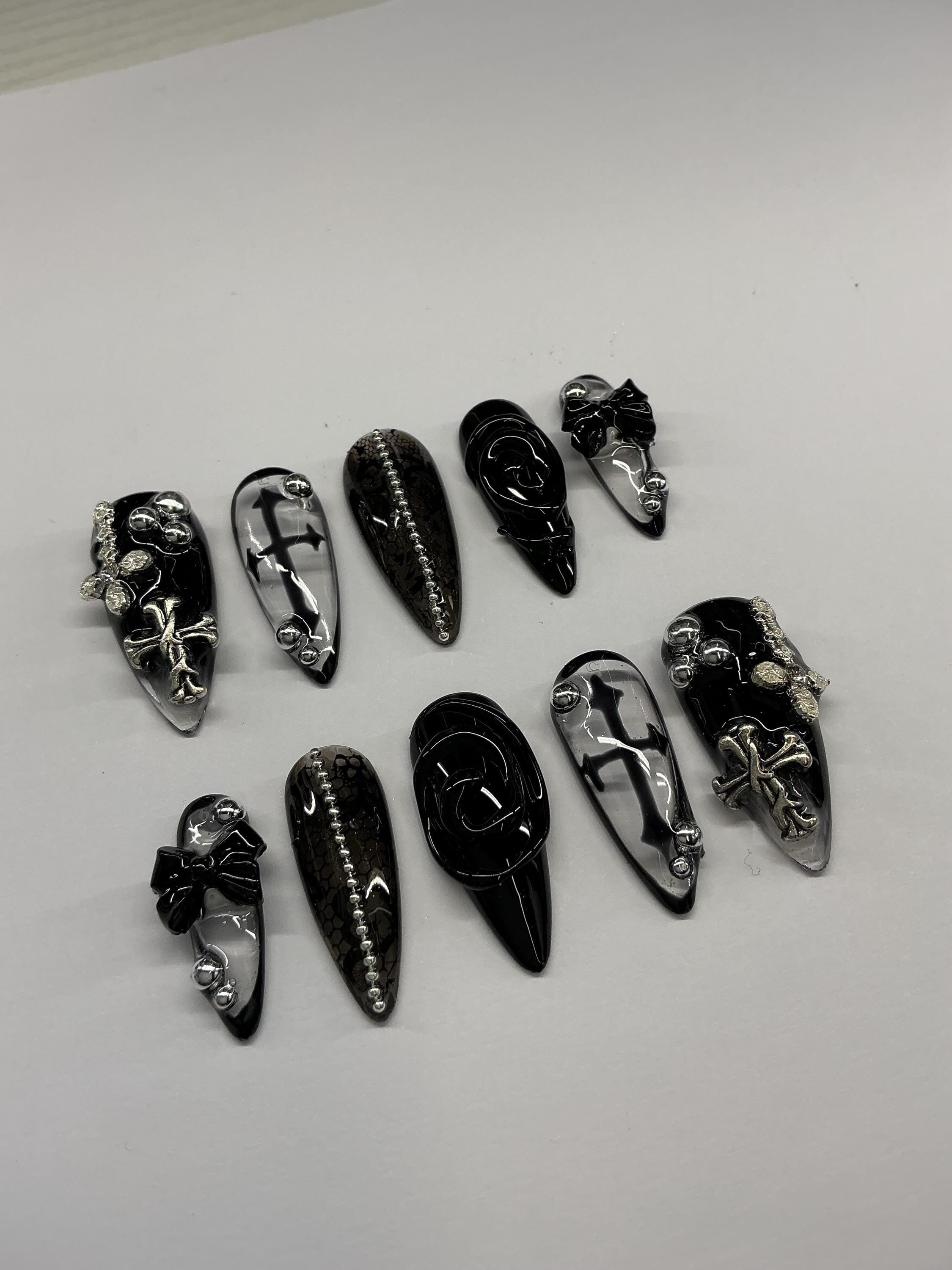 Gothic design press on nails with application pack